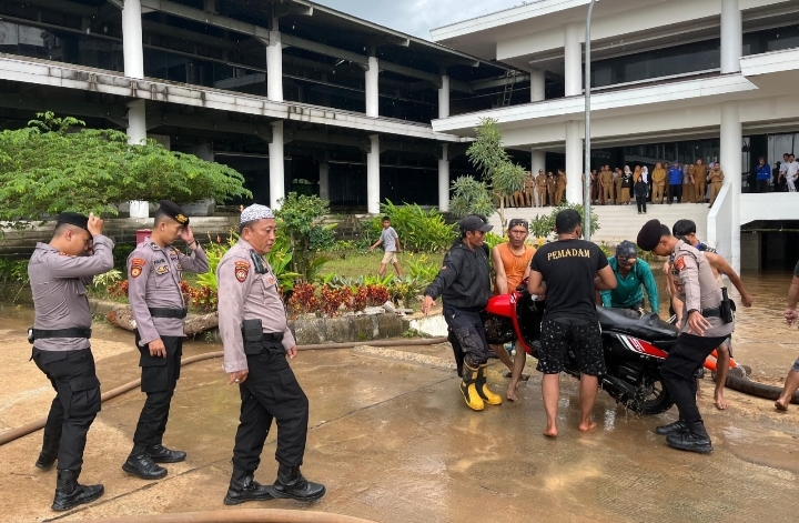 Respon Cepat Polres Pesisir Barat Tanggulangi Banjir di Kantor Pemda Pesisir Barat