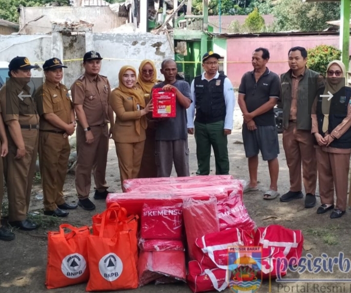 Plt Kepala Dinsos Pesibar Rena Novasari Serahkan Bantuan