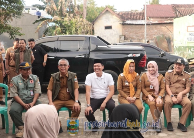 Didampingi Sejumlah Pejabat Tinggi Pratama Bupati Pesibar Serahkan Bantuan Kepada Masyarakat Terdampak Kebakaran