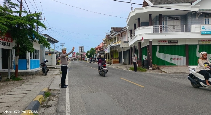 Sat Lantas Polres Pesisir Barat Laksanakan Pengaturan Lalu Lintas Di Simpang Tugu Tuhuk