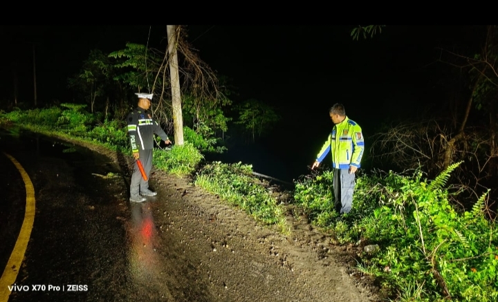 Sat Lantas Polres Pesisir Barat Gerak Cepat Datangi Lokasi Kecelakaan Tunggal