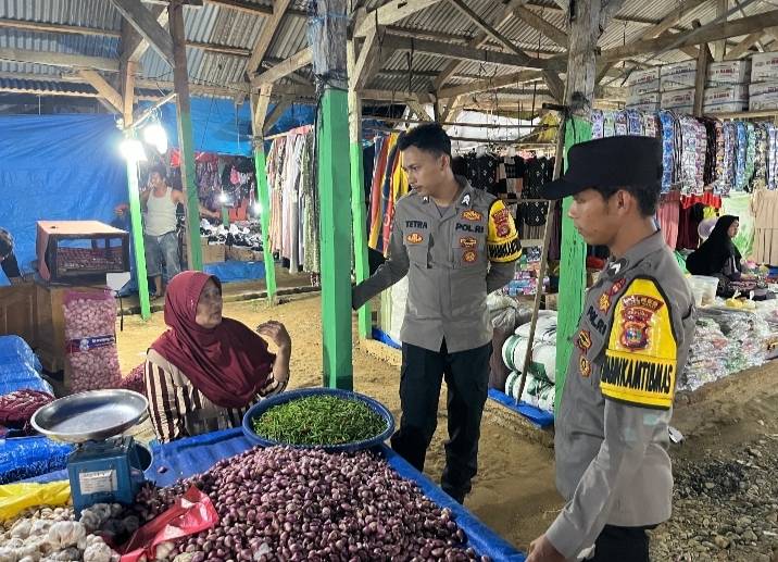 Patroli Rutin Bhabinkamtibmas Ajak Masyarakat Jaga Kamtibmas 