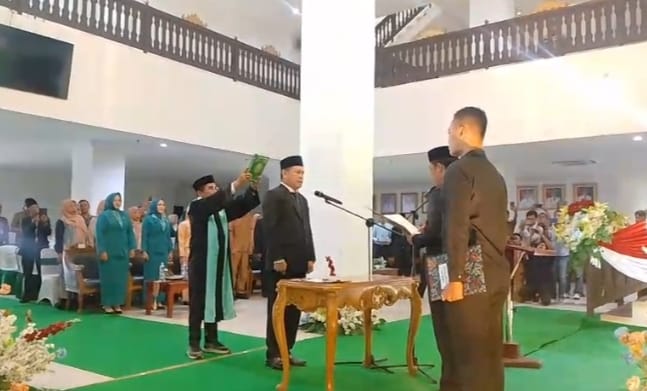 Hari ini Tedi Zadmiko dilantik sebagai Sekretaris Daerah definitif Pesisir Barat