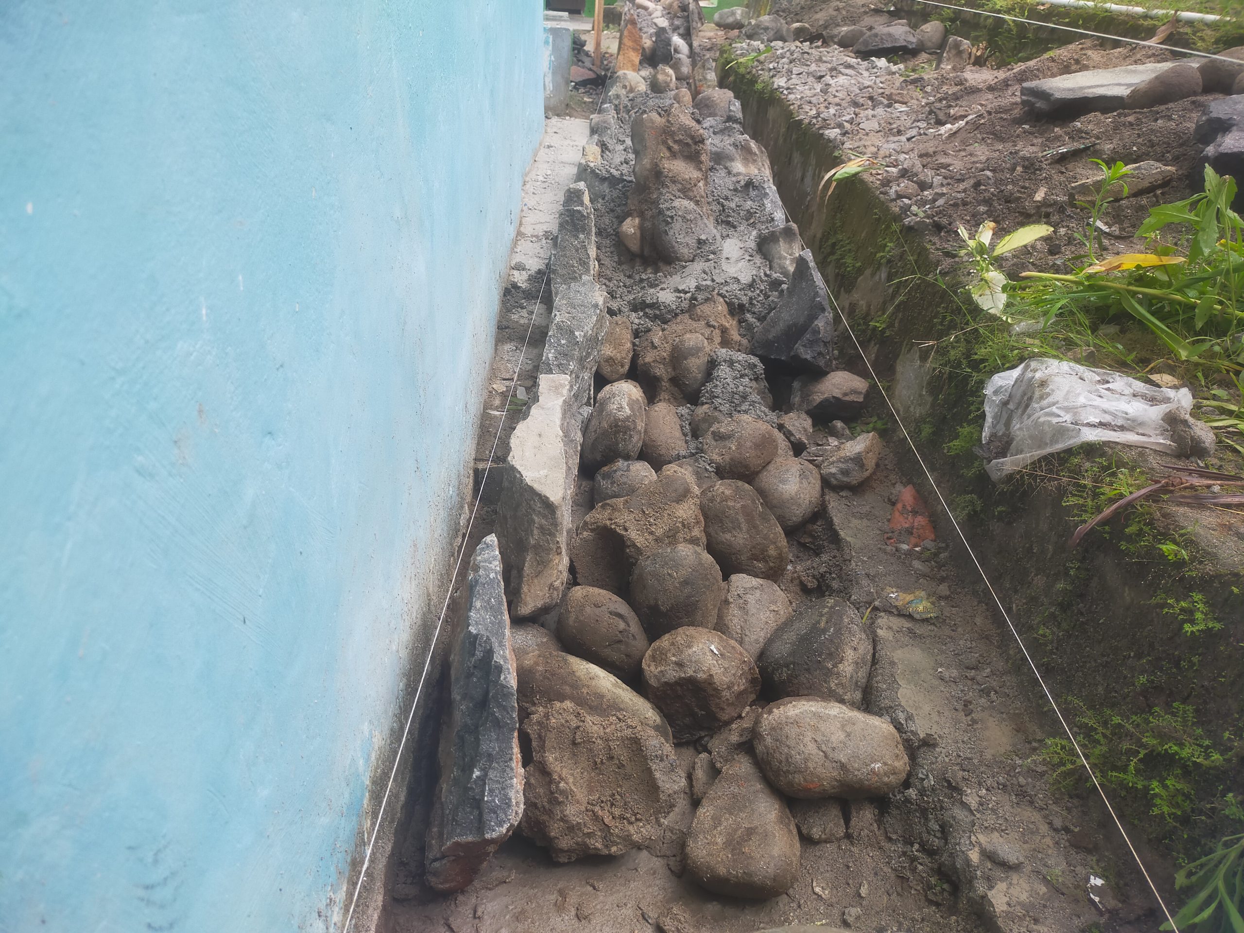 Pemasangan Batu Pondasi di SDN 77 Krui Terkesan Asal- asalan