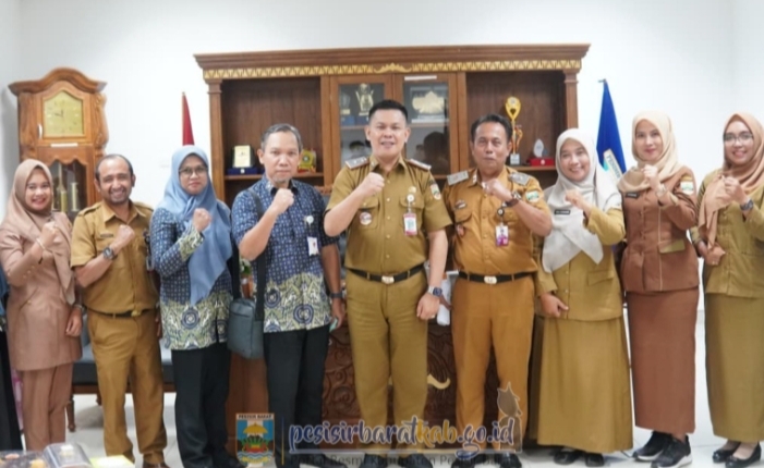 Tedi Zadmiko: Pemkab Pesibar Berkomitmen Mendukung UHC Prioritas