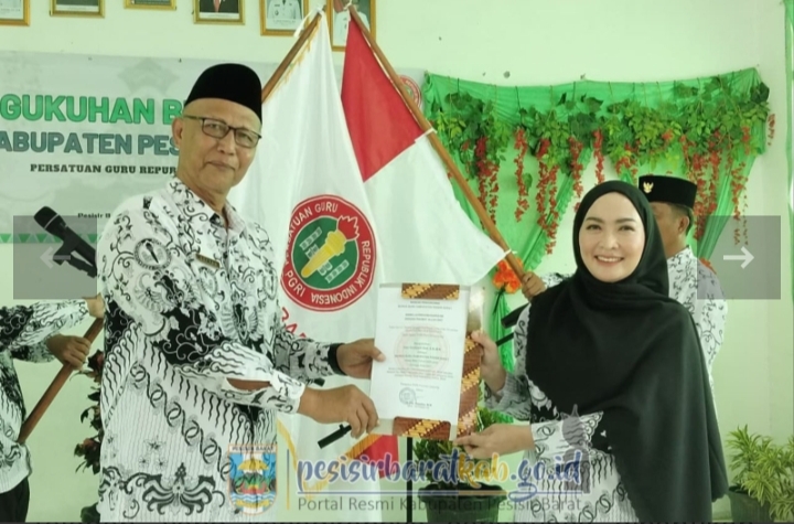 Dian Hardiyanti Dedi Dikukuhkan Sebagai Bunda Guru Pesibar 
