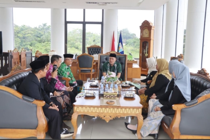 Bupati Dedi Irawan Menyambut  Baik Kunjungan Kemenhaj dan Umroh Pesisir Barat 