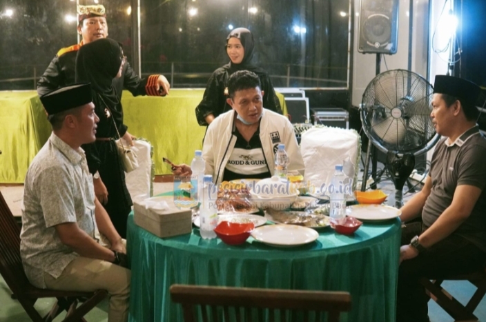 Pun Edwarsyah Pernong dan Bupati Pesisir Barat Makan Malam di Krui Wave Cafe