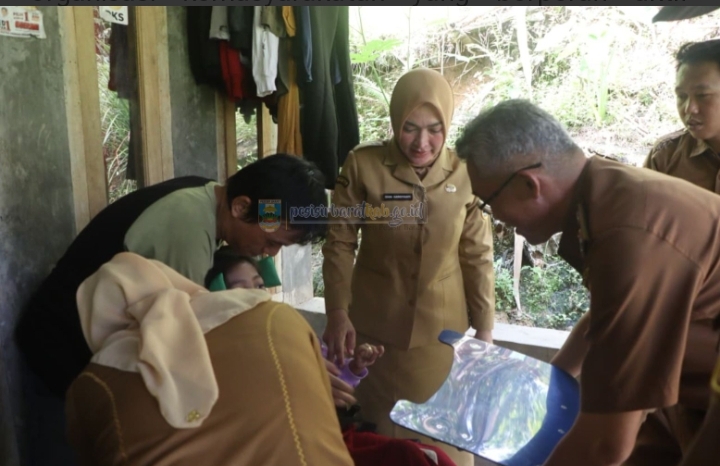 Di Pekon Rawas Dian Hardiyanti Dedi Berikan Bantuan Kepada Penyandang Disabilitas Fisik