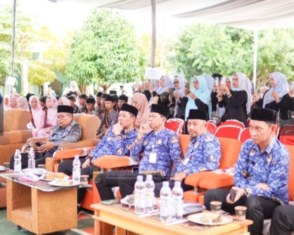 Bupati Pesisir Barat Hadiri Pelepasan Siswa-siswi Al-Madhuri Diniyyah 3