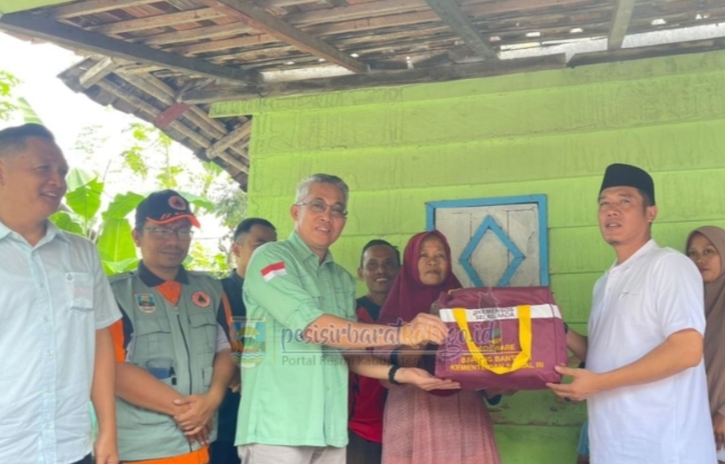 Tiga Warga Terdampak Banjir Dapatkan Bantuan Dari Bupati Pesisir Barat