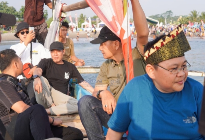 Hari Kedua FTS,  Bupati Pesisir Barat  Menjadii Peserta Lomba Renang