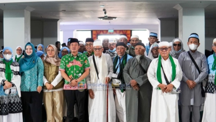 Tiba di Pesisir Barat Rombongan Jamaah Haji Disambut Bupati Dedi Irawan