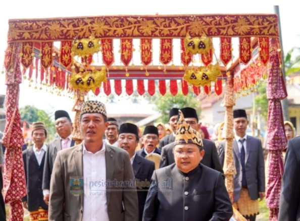 Bupati Pesisir Barat Hadiri Pengukuhan Raja Pekon Sumberejo