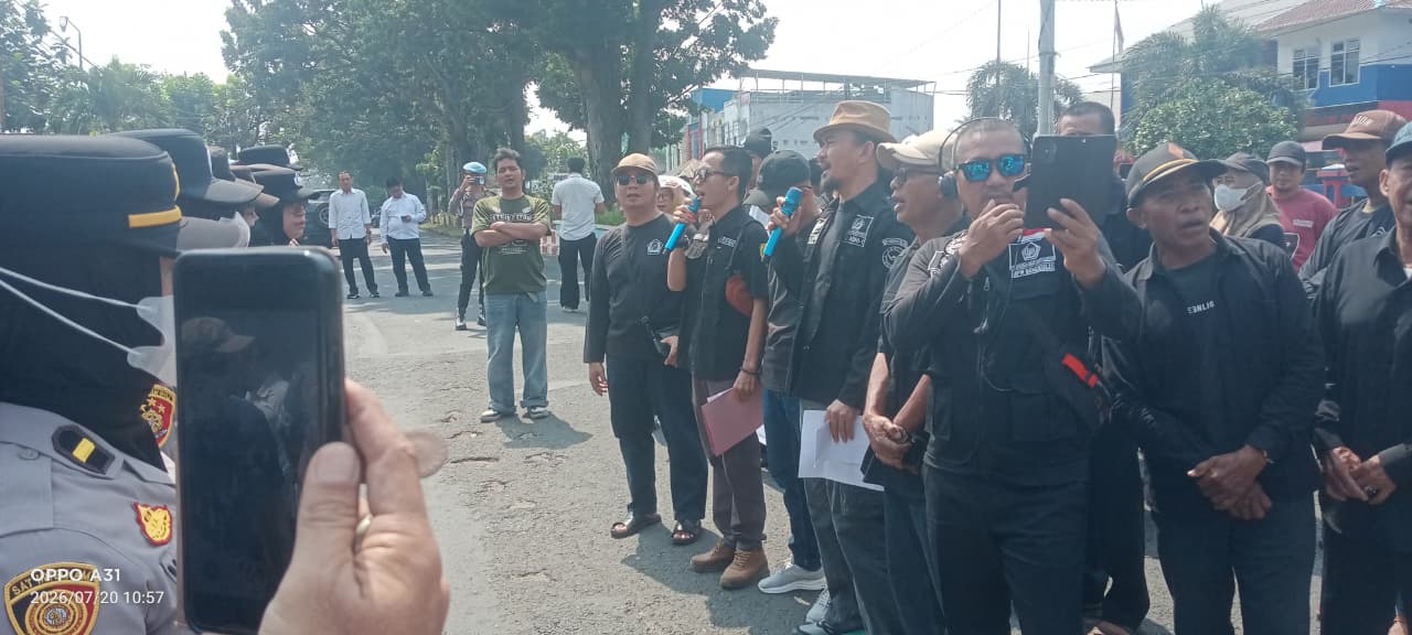 FABB Gelar Aksi Demo Di depan Mapolda Bengkulu Desak Pengusutan Tuntas Kasus PDAM dan Pupuk Subsidi