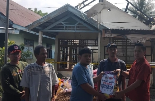 Tim JITUPASNA Kabupaten Pesibar Salurkan  Bantuan Korban Kebakaran di Pekon Pajar Bulan