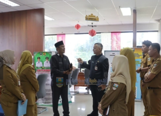 Asisten Administrasi Umum dan Kepala DPMPTSP Pesisir Barat Monitoring Fasilitas di MPP