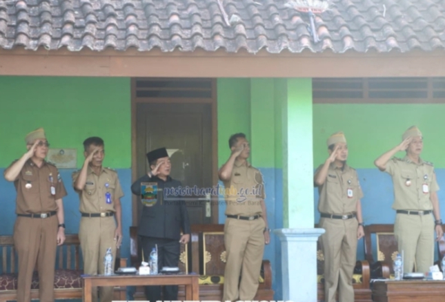 Tahun Ajaran Baru, Pemkab Pesisir Barat Upacara Bendera di SMPN 3 Krui