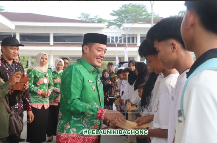 15 Siswa Baru Program Sekolah Rakyat Secara Resmi Dilepas dan Diberangkatkan oleh Bupati 