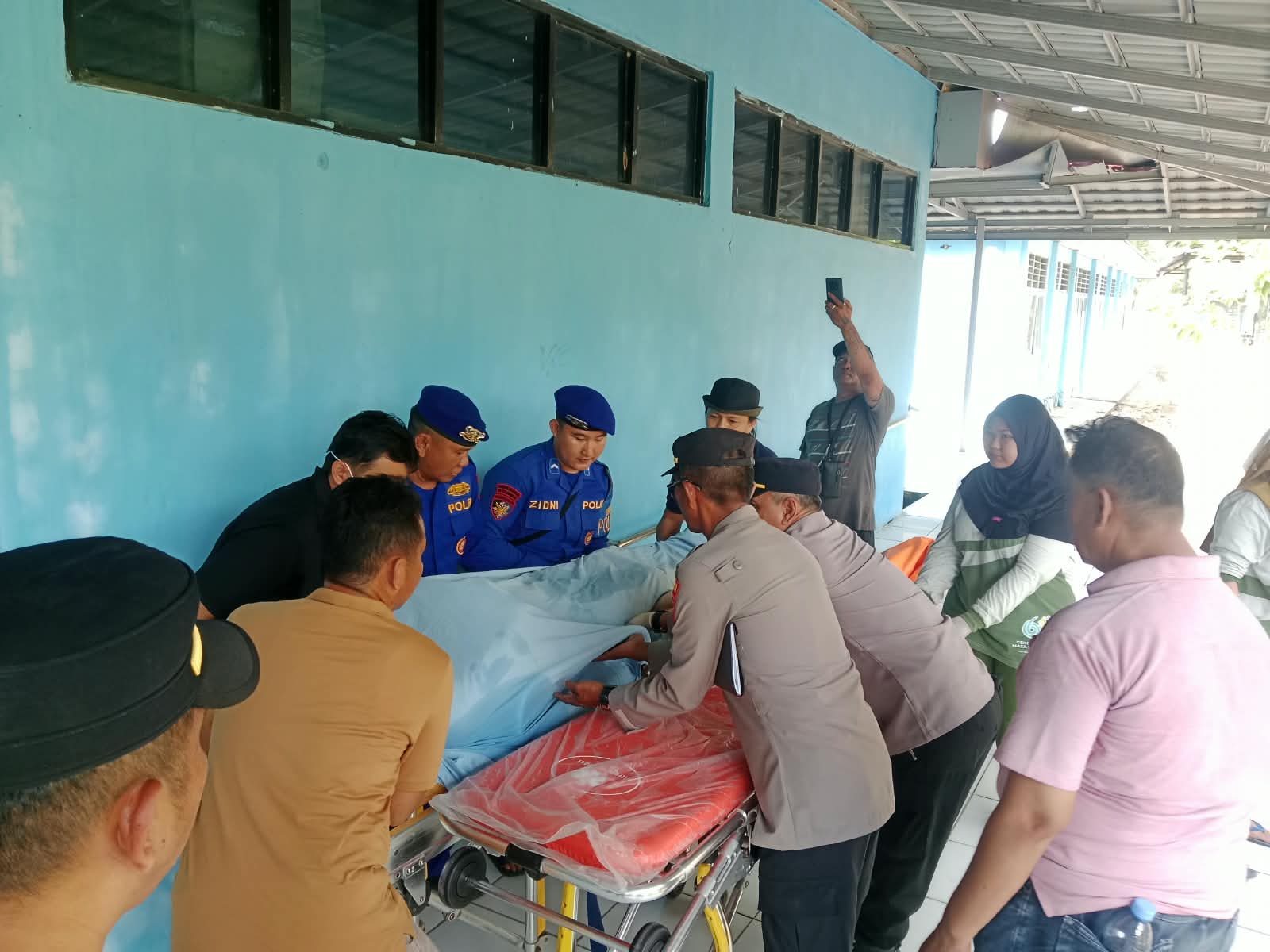 WNA Meninggal Dunia Saat Berselancar Di Pantai Tanjung Setia, Polres Pesisir Barat Lakukan Penanganan