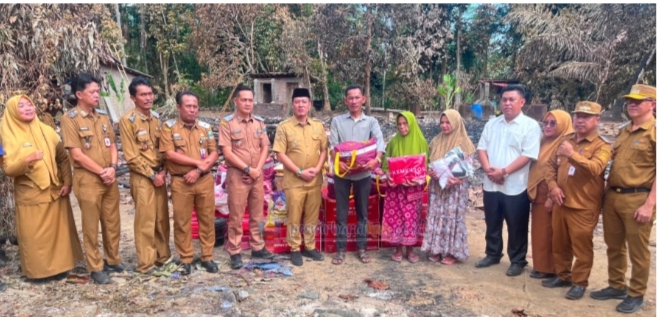 Tinjau Lokasi Musibah Kebakaran Bupati Pesisir Barat Berikan Bantuan Kepada Warga Terdampak