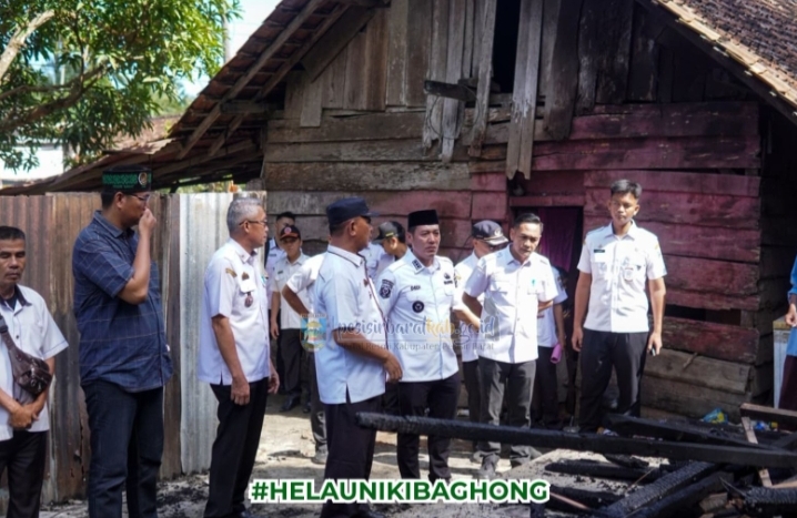 Bupati Pesisir Barat Serahkan Bantuan Kepada Keluarga Terdampak Kebakaran di Pekon Pelita Jaya