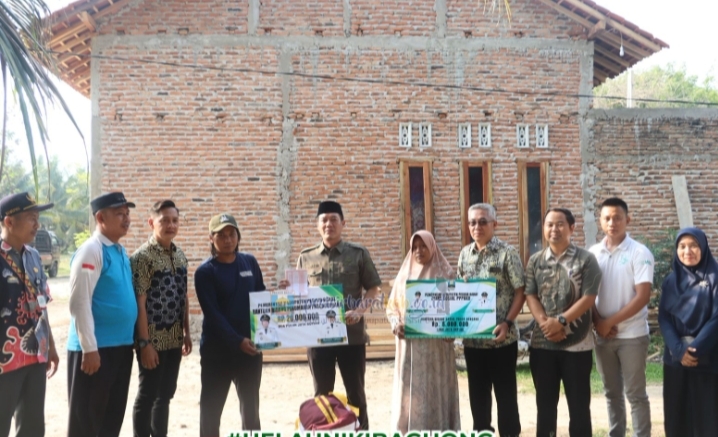 Warga Terdampak Musibah Kebakaran di Pekon Way Jambu dan Pajar Bulan Terima Bantuan dari Bupati