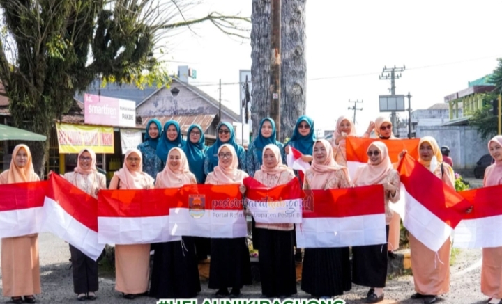 Gaungkan Semangat Nasionalisme, Pemkab Pesisir Barat Bagikan Bendera Merah Putih