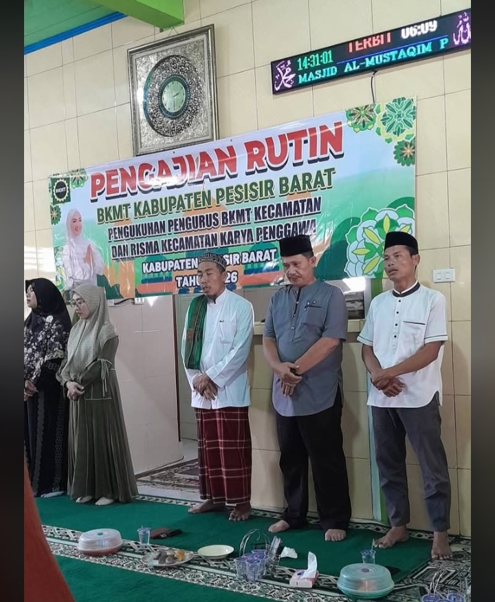 Pengajian Rutin Serta Pengukuhan Pengurus BKMT dan Risma Kecamatan Karya Penggawa