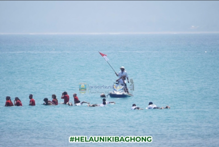 HUT Ke-81 RI di Pesisir Barat Peserta Surfing Series Challenge Kibarkan Bendera Merah Putih di Tengah Laut