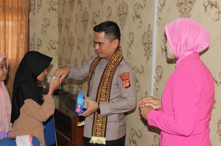 20 Anak Yatim Dapat Santunan dari Kapolres Pesisir Barat