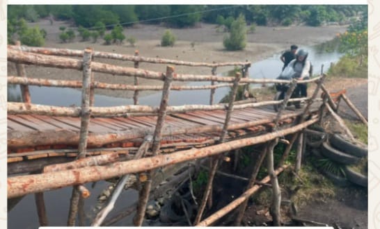 Jadi Keluhan, Akhirnya Warga Gotong Royong Perbaiki Jembatan Darurat yang Tiap Hari Dilewati Ratusan Pelajar