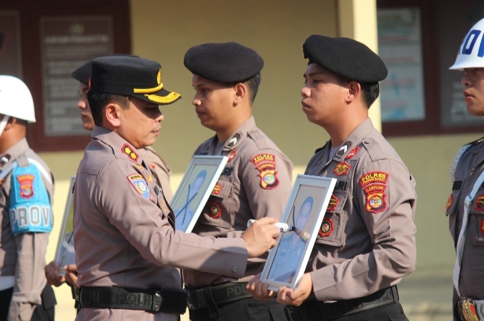 Kapolres Pesisir Barat Pimpin Upacara PTDH Tiga Personel