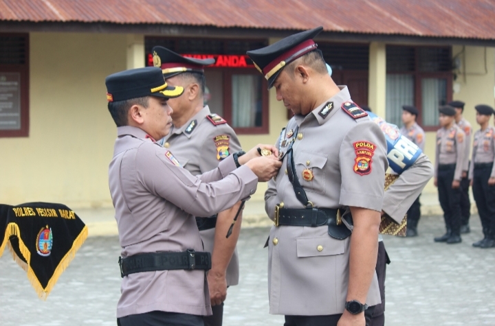 Kapolres Pesisir Barat Pimpin Langsung Upacara Sertijab PS Kapolsek Pesisir Utara