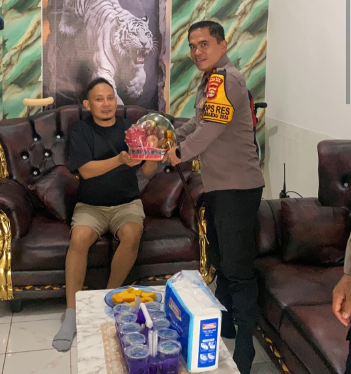 Kapolres Pesisir Barat Jenguk Personel yang Sedang Sakit