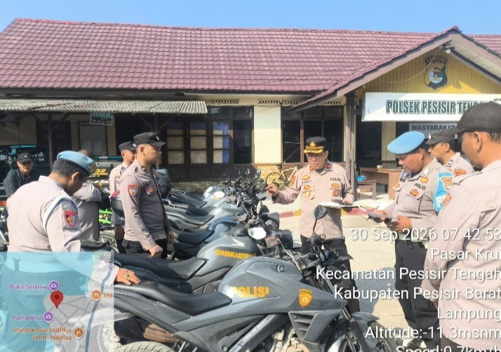 Kapolsek Pesisir Tengah Pimpin Apel Pagi, Cek Kehadiran Personel dan Kendaraan Dinas