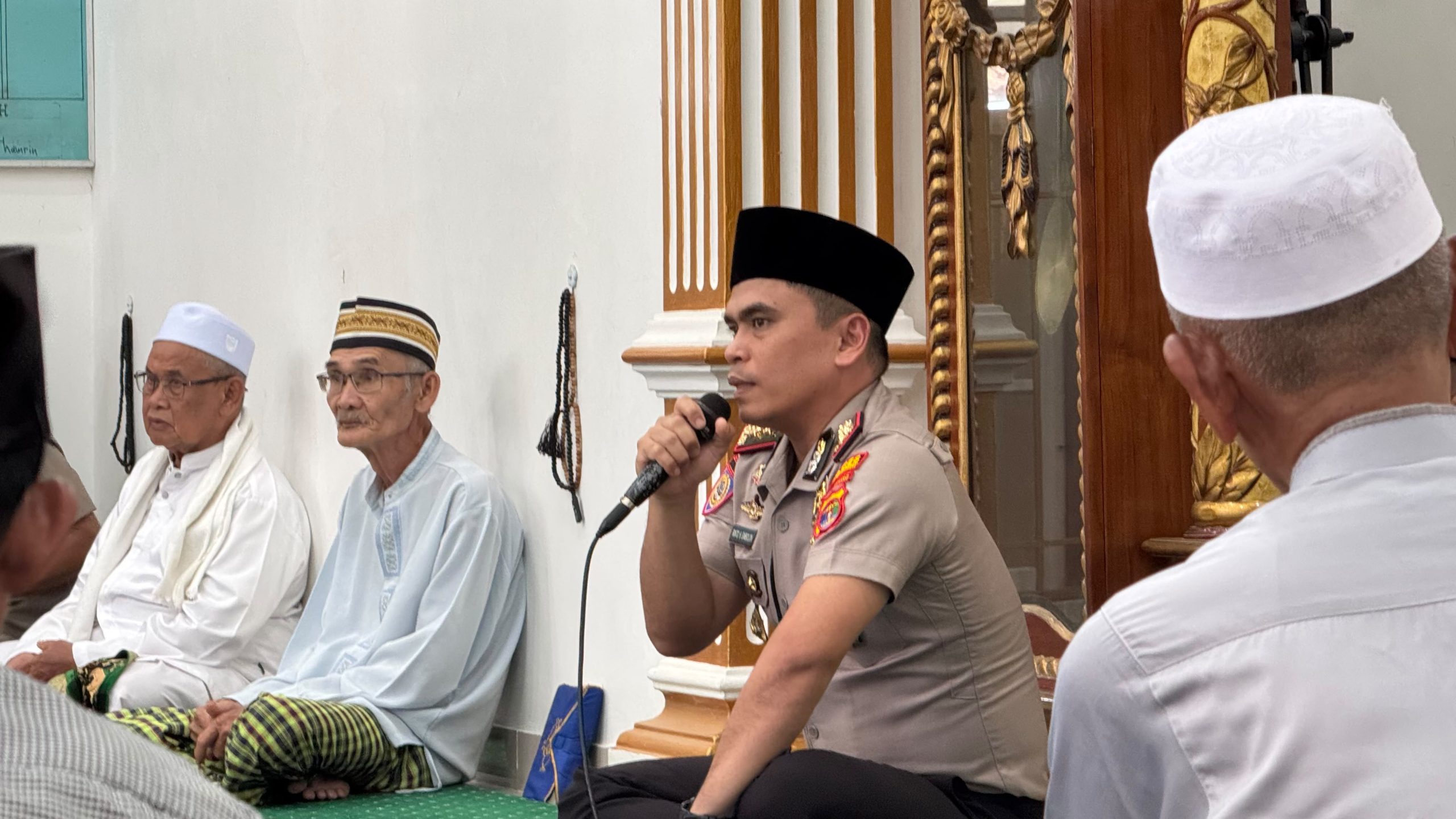 Kapolres Pesisir Barat AKBP Rinto Haivan Simbolon Gelar Jumat Keliling di Masjid Al Khottob Kampung Jawa, Perkuat Silaturahmi dan Sampaikan Pesan Pilratin Damai