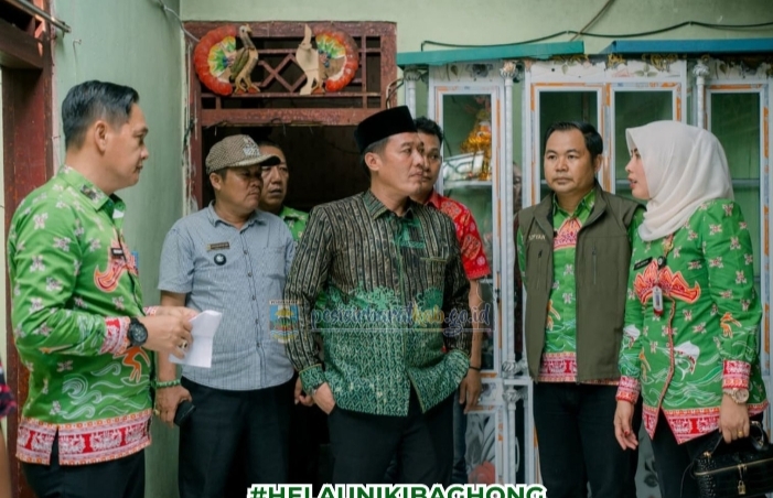 Di Kecamatan Pesisir Selatan dan Ngambur, Bupati Serahkan Bantuan Secara Simbolis
