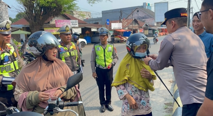 Peduli Keselamatan, Kapolres Pesisir Barat Bagikan Helm Gratis kepada Pengendara