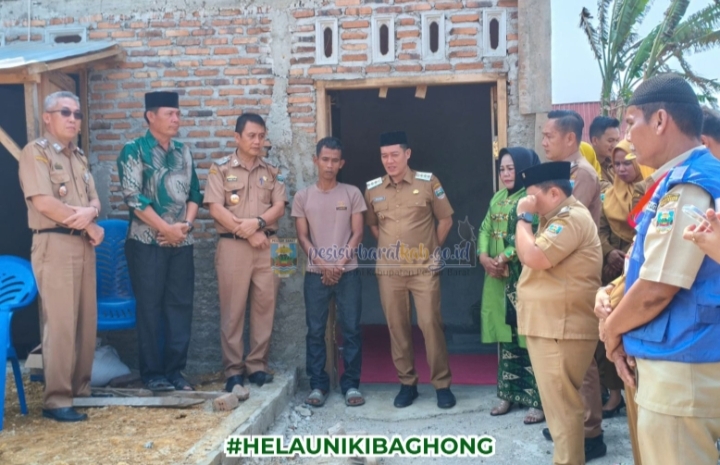 Di Sukarame Bupati Serahkan Bantuan Sosial 