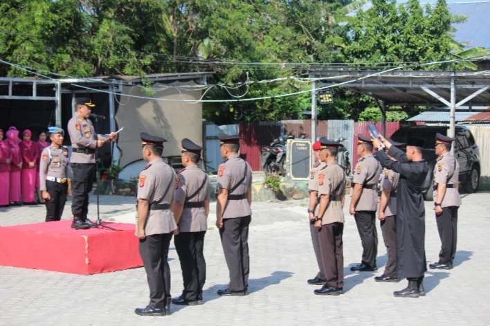 Kapolres Pesisir Barat Pimpin Upacara Sertijab Sejumlah Pejabat dan Kapolsek