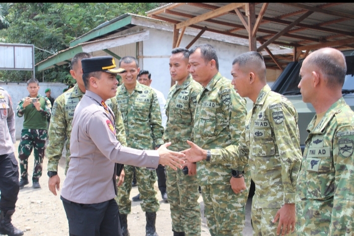 Perkuat Sinergitas TNI-Polri Kapolres Pesisir Barat Kunjungi  Yon TP 944/SRC