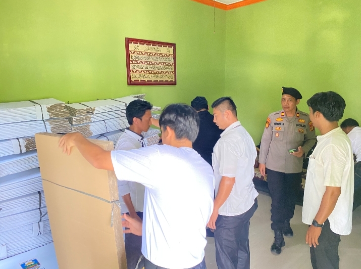 Jelang Pemilihan Peratin Serentak, Polres Pesisir Barat Kawal Distribusi Logistik ke Gudang Penyimpanan