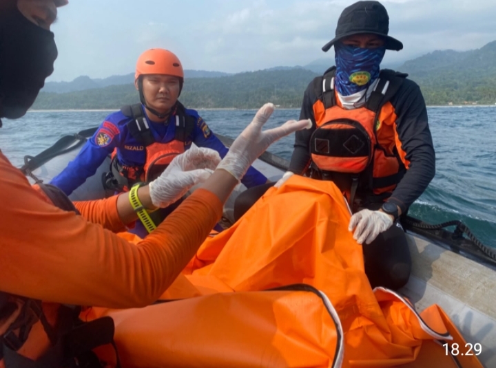 Tenggelam di Pantai Sayar, Seorang warga Asal Pekon Kerbang Langgar Ditemukan Meninggal Dunia