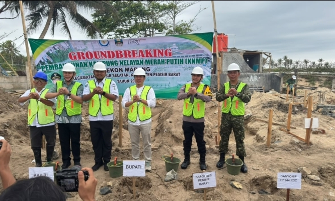 Dukung Peningkatan Kesejahteraan Nelayan, Kapolres Pesisir Barat Hadiri Groundbreaking KNMP
